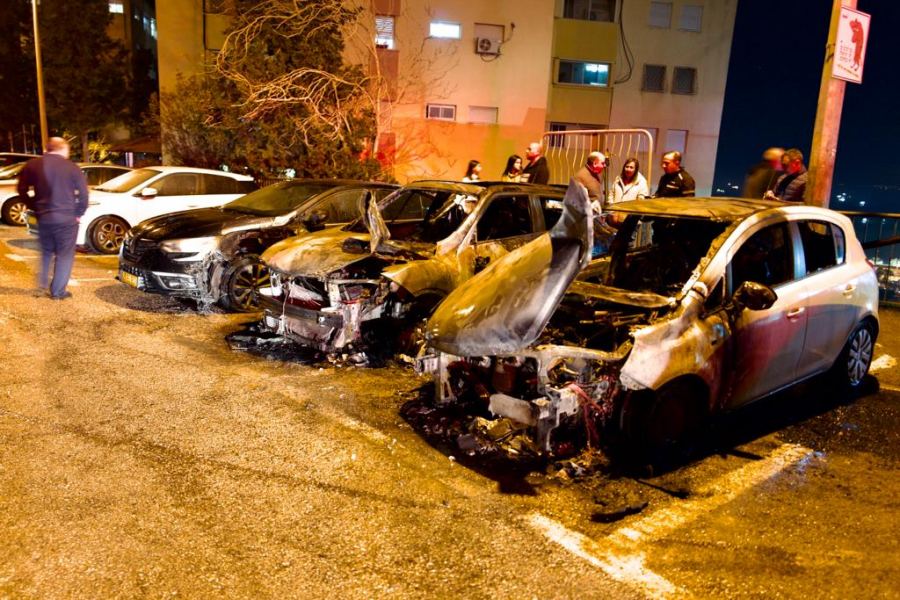 حيفا: إشتعال النيران في 4 مركبات 